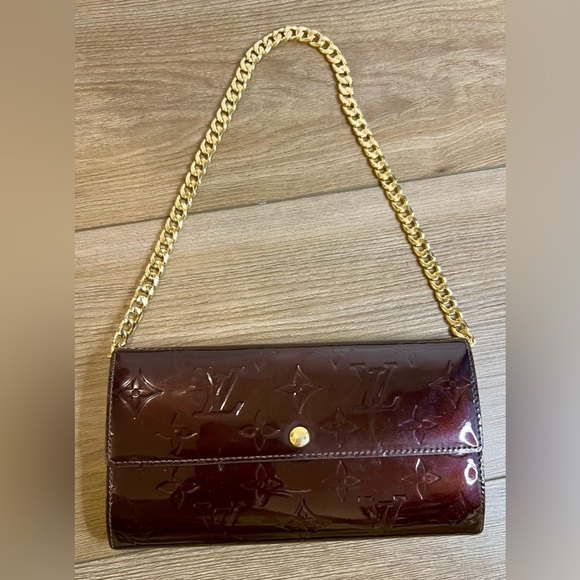 Louis Vuitton Vernis Portefeuille Sarah Wallet
Amarante / Burgundy - EUC - Picture 1 of 16